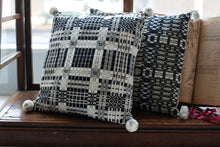 画像をギャラリービューアに読み込む, 佐藤かれん ダーラドレル織りのクッション (モノトーン)