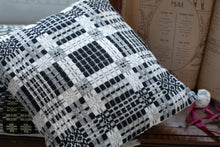 画像をギャラリービューアに読み込む, 佐藤かれん ダーラドレル織りのクッション (モノトーン)