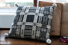 画像をギャラリービューアに読み込む, 佐藤かれん ダーラドレル織りのクッション (モノトーン)