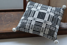 画像をギャラリービューアに読み込む, 佐藤かれん ダーラドレル織りのクッション (モノトーン)