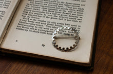 画像をギャラリービューアに読み込む, 月の軌道のブローチ ー月の道しるべ ー