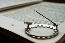 画像をギャラリービューアに読み込む, 月の軌道のブローチ ー月の道しるべ ー