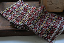 画像をギャラリービューアに読み込む, 佐藤かれん　モンカベルテ織りマフラー　２
