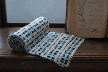 画像をギャラリービューアに読み込む, 佐藤かれん　モンカベルテ織りマフラー　６
