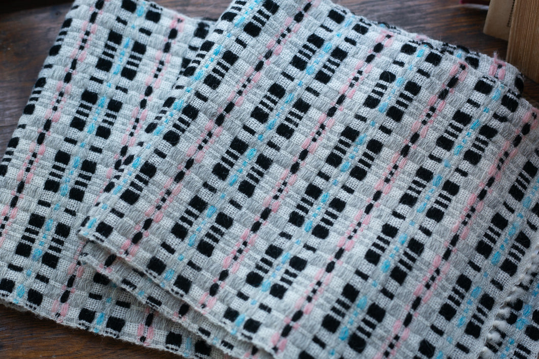 佐藤かれん　モンカベルテ織りマフラー　６