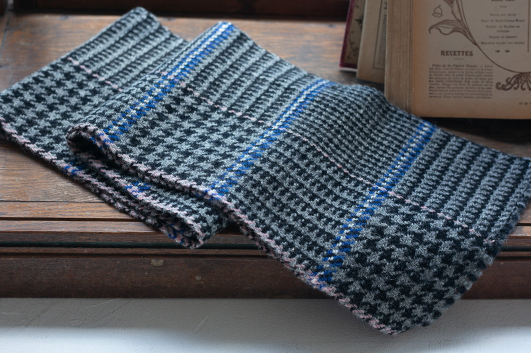 佐藤かれん　千鳥格子のラムウールマフラー　２