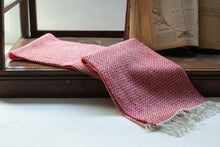 画像をギャラリービューアに読み込む, 佐藤かれん　あや織りのマフラー　１
