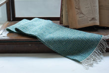 画像をギャラリービューアに読み込む, 佐藤かれん　あや織りのマフラー　４
