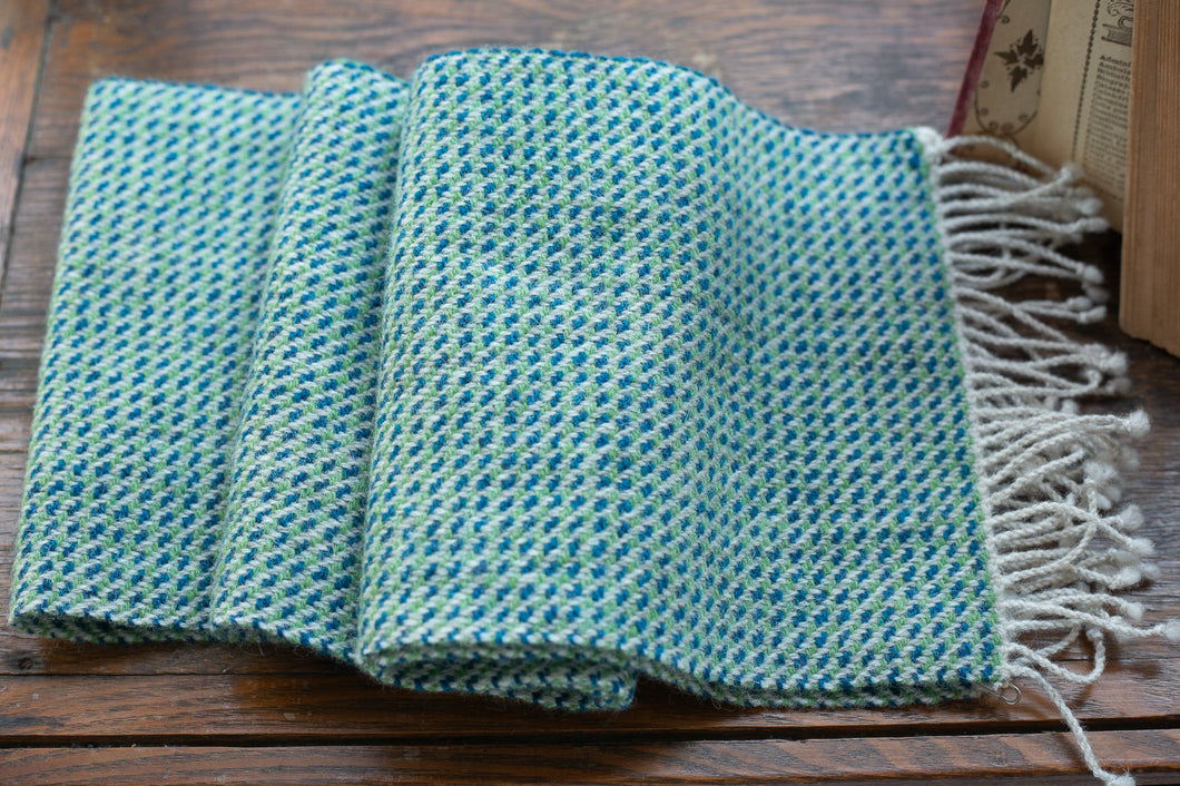 佐藤かれん　あや織りのマフラー　４