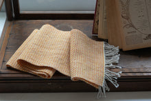 画像をギャラリービューアに読み込む, 佐藤かれん　あや織りのマフラー　５
