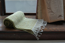 画像をギャラリービューアに読み込む, 佐藤かれん　あや織りのマフラー　６
