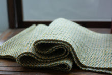 画像をギャラリービューアに読み込む, 佐藤かれん　あや織りのマフラー　６
