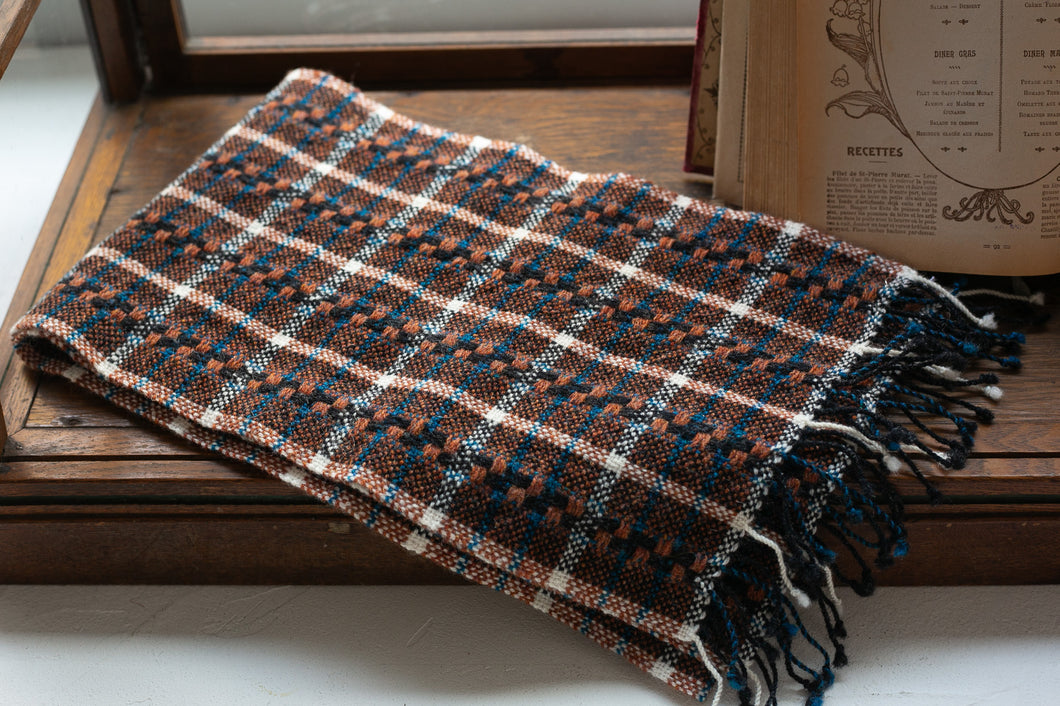 佐藤かれん　レース織りのマフラー（ブラウン）