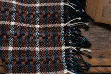 画像をギャラリービューアに読み込む, 佐藤かれん　レース織りのマフラー（ブラウン）
