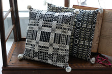 画像をギャラリービューアに読み込む, 佐藤かれん　ダーラドレル織りのクッション　（モノトーン）
