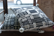 画像をギャラリービューアに読み込む, 佐藤かれん　ダーラドレル織りのクッション　（モノトーン）
