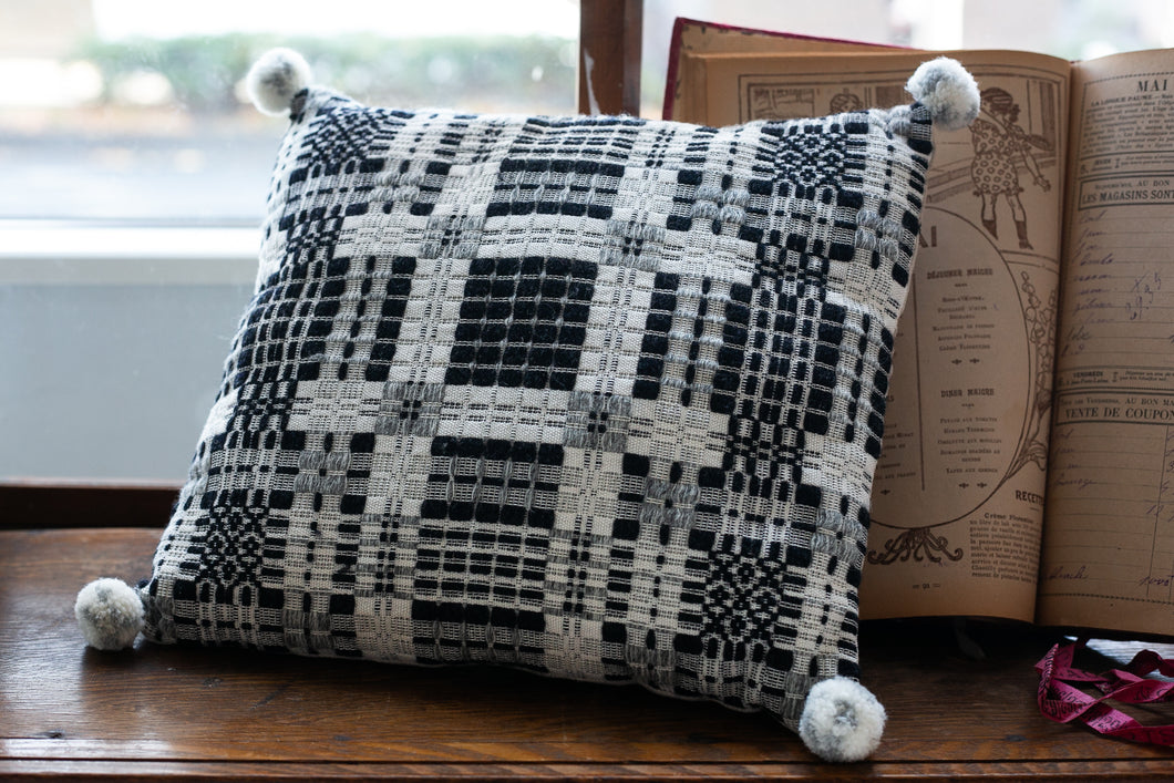 佐藤かれん　ダーラドレル織りのクッション　（モノトーン）