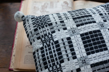 画像をギャラリービューアに読み込む, 佐藤かれん　ダーラドレル織りのクッション　（モノトーン）
