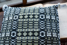 画像をギャラリービューアに読み込む, 佐藤かれん　ダーラドレル織りのクッション　（イエロー）
