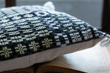 画像をギャラリービューアに読み込む, 佐藤かれん　ダーラドレル織りのクッション　（イエロー）
